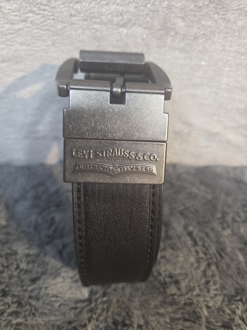 Levi Strauss & Co. Black Leather Men's Belt with Brushed Metal Buckle